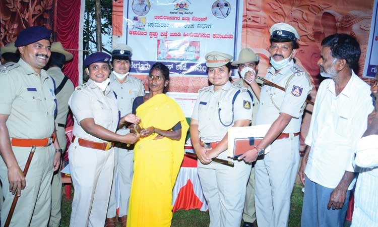 ವಾರಸುದಾರರಿಗೆ ಪೊಲೀಸರಿಂದ ವಸ್ತು ಹಸ್ತಾಂತರ