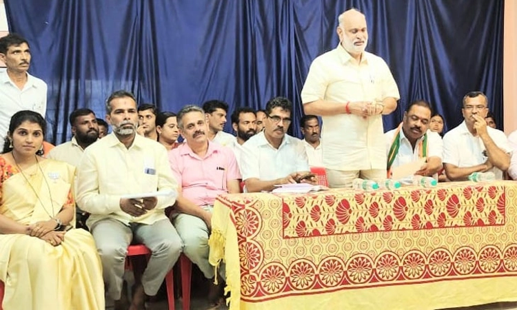 ಶಿರಸಿ : ಉಳ್ವೇಕರ್ ಪರವಾಗಿ ಸಚಿವ ಶಿವರಾಮ ಹೆಬ್ಬಾರ್ ಮತಯಾಚನೆ