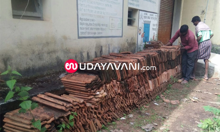 ತೀರ್ಥಹಳ್ಳಿ: ಸರ್ಕಾರಿ ರಜೆಯಲ್ಲಿ ಹಂಚು ಸಾಗಾಟ; ಅಧಿಕಾರಿಗಳು ಗಮನಿಸಲಿ!