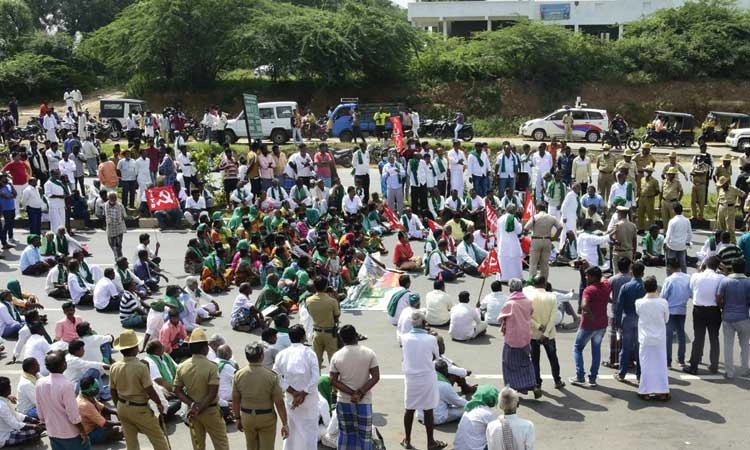 ರಾಷ್ಟ್ರೀಯ ಹೆದ್ದಾರಿ ತಡೆದು ರೈತರ ಪ್ರತಿಭಟನೆ