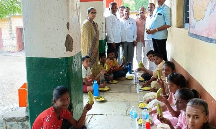 ರೈತರಿಂದ ಬಾಳೆಹಣ್ಣು ಖರೀದಿಸಿ ವಿತರಣೆ