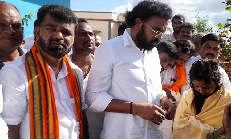 ಮೃತರ ಕುಟುಂಬಕ್ಕೆ ಸಚಿವ ಶ್ರೀರಾಮುಲು ಸಾಂತ್ವನ