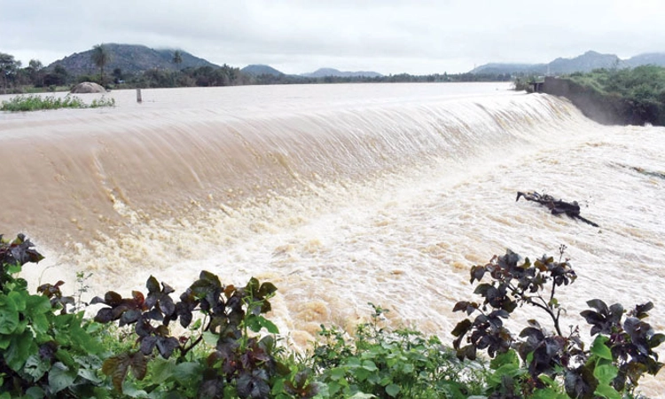 ಕೆರೆಗಳ ಕೋಡಿ ಮೋಡಿ; 40 ವರ್ಷ ಬಳಿಕ ತುಂಬಿದ ಲಿಂಗಾಂಬುದಿ ಕೆರೆ
