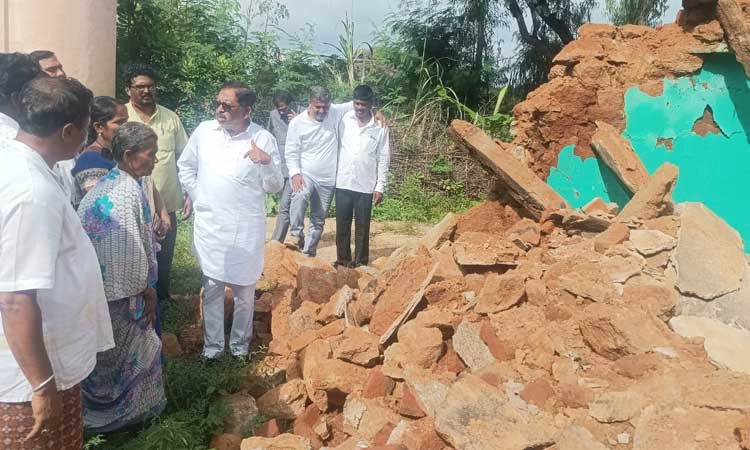 ಮಳೆ ಹಾನಿ ಪ್ರದೇಶವನ್ನು ಪರಿಶೀಲಿಸಿದ ಶಾಸಕ ಡಾ. ಜಿ ಪರಮೇಶ್ವರ್