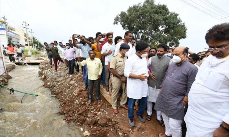 ಮಳೆಗೆ ವ್ಯಾಪಕ ಹಾನಿ: ಚಿಕ್ಕಬಳ್ಳಾಪುರದಲ್ಲಿ ಸಿಎಂ ಪರಿಶೀಲನೆ ; ಸಂಜೆ ತುರ್ತು ಸಭೆ