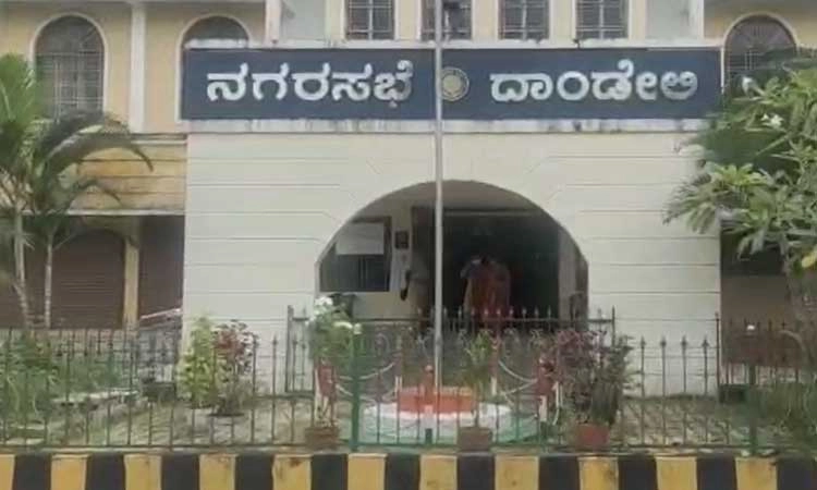 ದಾಂಡೇಲಿ ನಗರ ಸಭೆಯಲ್ಲಿ ಕೋವಿಡ್ ಮುನ್ನೆಚ್ಚರಿಕೆಯೊಂದಿಗೆ ಕಸಾಪ ಮತದಾನ