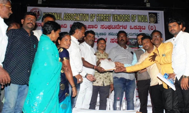 ಬೀದಿ ವ್ಯಾಪಾರಿಗಳ ಬೇಡಿಕೆ ಈಡೇರಿಸಿ