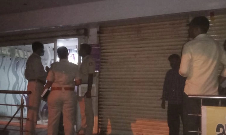 ಎಟಿಎಂ ದರೋಡೆ ಶಂಕೆ: ಪೊಲೀಸ್ ಅಧಿಕಾರಿಗಳಿಂದ ಪರಿಶೀಲನೆ