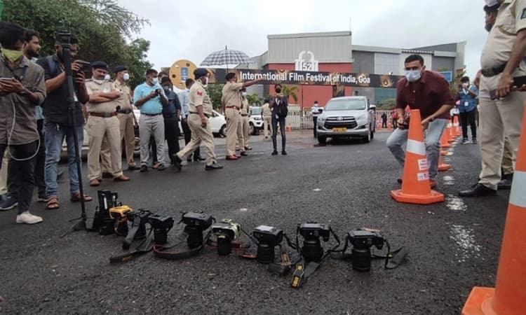 ಅಂತಾರಾಷ್ಟ್ರೀಯ ಚಲನಚಿತ್ರೋತ್ಸವ: ರಸ್ತೆಯ ಮೇಲೆ ಕ್ಯಾಮರಾಗಳನ್ನು ಇಟ್ಟು ಪ್ರತಿಭಟನೆ