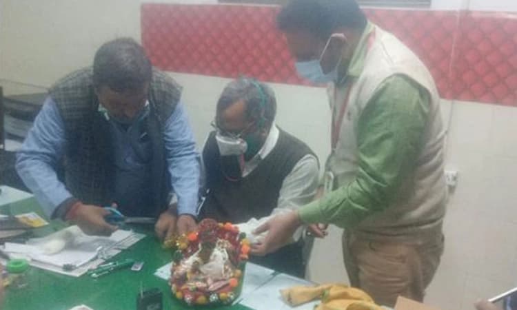 ಆಸ್ಪತ್ರೆಗೆ ಬಂದು ಗೋಳಾಡಿ ದೇವರ ವಿಗ್ರಹಕ್ಕೆ ಬ್ಯಾಂಡೇಜ್ ಮಾಡಿಸಿದ ಅರ್ಚಕ!