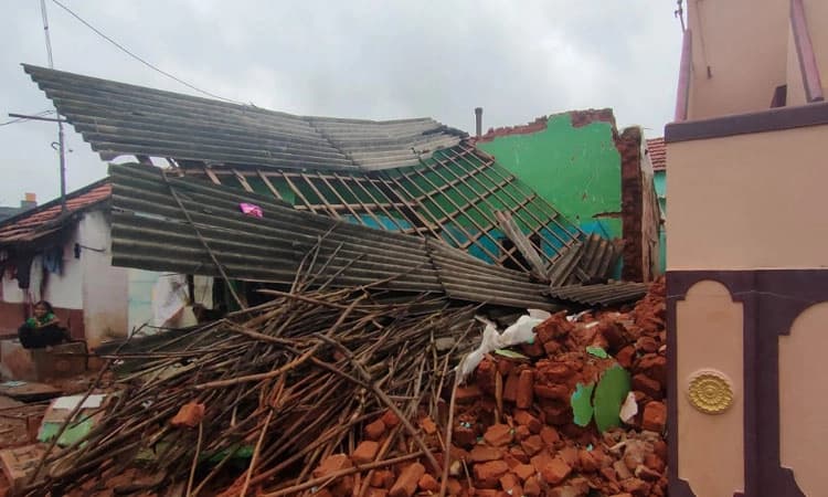 ಶ್ರೀರಂಗಪಟ್ಟಣ: ಮಳೆಗೆ ಕುಸಿದ ಮನೆ: ತಪ್ಪಿದ ಭಾರಿ ದುರಂತ