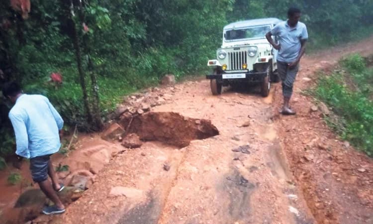 ಘಾಟಿ ಪ್ರದೇಶದಲ್ಲಿ ಭಾರೀ ಮಳೆ : ಎಳನೀರು ಸಂಪರ್ಕ ರಸ್ತೆಗೆ ಹಾನಿ