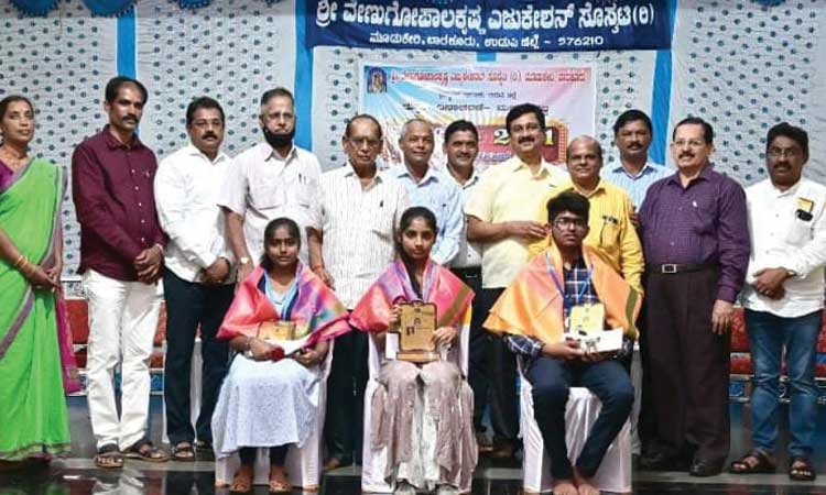 ಬಾರ್ಕೂರು: ವೇಣುಗೋಪಾಲಕೃಷ್ಣ ಎಜ್ಯುಕೇಶನಲ್ ಸೊಸೈಟಿ ಪ್ರತಿಭಾ ಪುರಸ್ಕಾರ