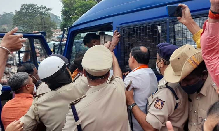 ಮಡಿಕೇರಿ: ಶಾಂತಿ ಪೂಜೆ ಸಲ್ಲಿಸಿ ವಾಪಾಸಾಗುತ್ತಿದ್ದ ಹಿಂದೂ ಸಂಘಟನೆ ಕಾರ್ಯಕರ್ತರ ಬಂಧನ