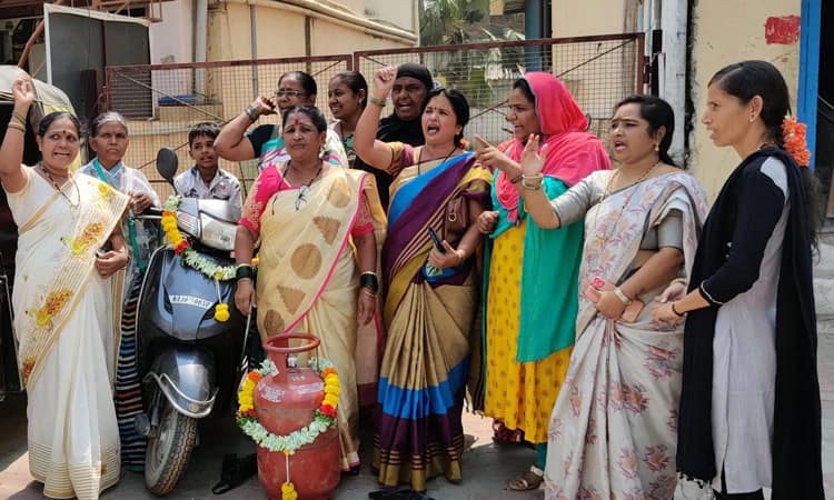 ಇಂಧನ ಬೆಲೆ ಹೆಚ್ಚಳ ಖಂಡಿಸಿ ಮಹಿಳಾ ಕಾಂಗ್ರೆಸ್‌ ಪ್ರತಿಭಟನೆ