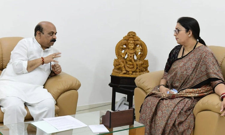 ಸಿಎಂ ಬೊಮ್ಮಾಯಿ ಭೇಟಿಯಾದ ಕೇಂದ್ರ ಸಚಿವೆ ಸ್ಮೃತಿ ಇರಾನಿ