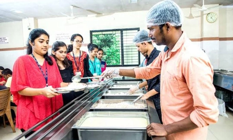 ಬಣ್ಣದ ಉಡುಪಿನ ಕಾಲೇಜ್ ಮತ್ತು ಹಾಸ್ಟೆಲ್ ಜೀವನ