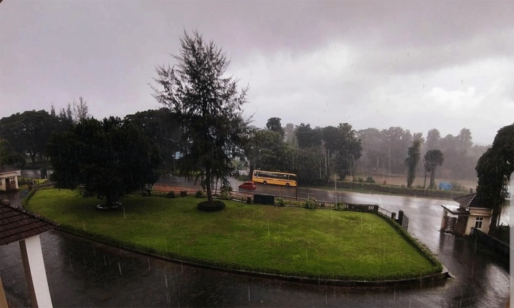 ಸುಡು ಬಿಸಿಲಲ್ಲೂ ಜಿಟಿ ಜಿಟಿ ಸುರಿದ ಮಳೆ…!!