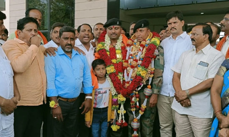 ನಿವೃತ್ತ  ಯೋಧರಿಗೆ ಪುಷ್ಪಾರ್ಚನೆ-ಅದ್ದೂರಿ ಸ್ವಾಗತ