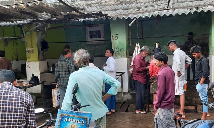 ಗಂಗಾವತಿಯಲಿಲ್ಲ ಹಲಾಲ್ ಕಟ್, ಜಟ್ಕಾ ಕಟ್ ಗೊಂದಲ: ಯುಗಾದಿ ಬಾಡೂಟಕ್ಕೆ ಮಾಂಸ ಖರೀದಿ ಜೋರು