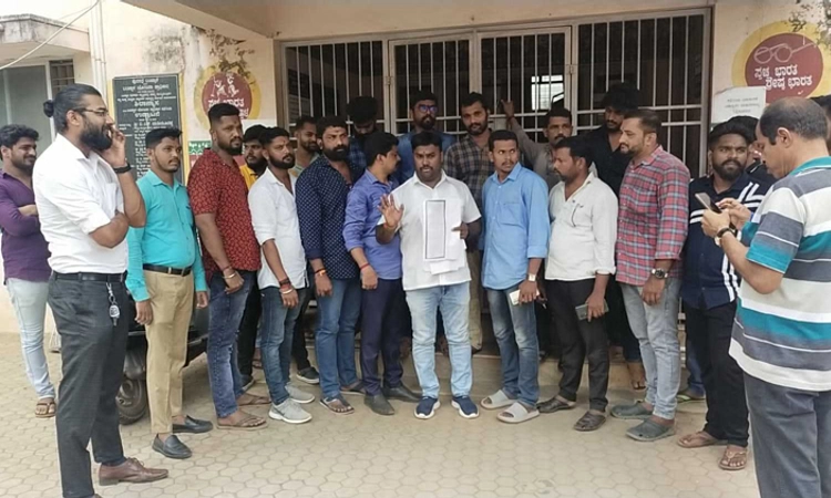 ಅನಧಿಕೃತ ಅಂಗಡಿ ತೆರವಿಗೆ ಆಗ್ರಹ : ಬಂಟ್ವಾಳ ಪುರಸಭೆ ಕಚೇರಿಗೆ ಬೀಗ ಜಡಿದು ಪ್ರತಿಭಟನೆ