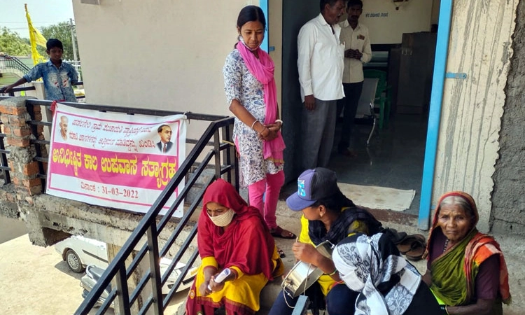 ಹಡಲಗೇರಿ ಗ್ರಾಪಂ ಮುಂದೆ ಮಹಿಳೆಯರ ಧರಣಿ