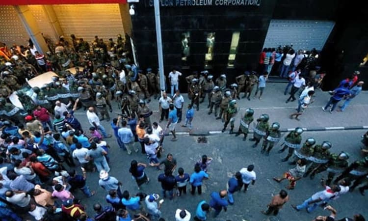 ಅಂಕೆ ತಪ್ಪಿದ ಲಂಕೆ; ಭದ್ರತಾ ಪಡೆಗಳಿಗೆ ಅಧಿಕಾರ ನೀಡಿ ತುರ್ತು ಪರಿಸ್ಥಿತಿ ಘೋಷಿಸಿದ ಶ್ರೀಲಂಕಾ