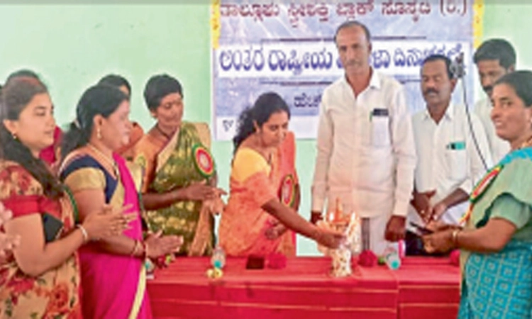 ಮಹಿಳೆಯರು ಮುಖ್ಯವಾಹಿನಿಗೆ ಬನ್ನಿ