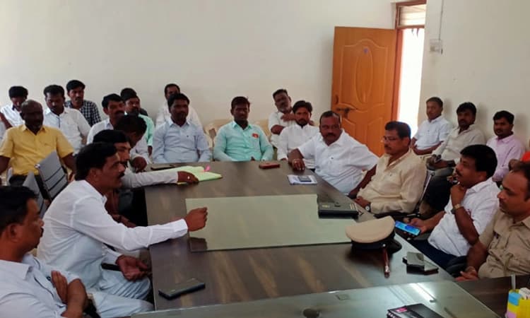 ಅಧಿಕಾರಿಗಳ ಗೈರು: ದಲಿತ ಮುಖಂಡರ ಆಕ್ರೋಶ