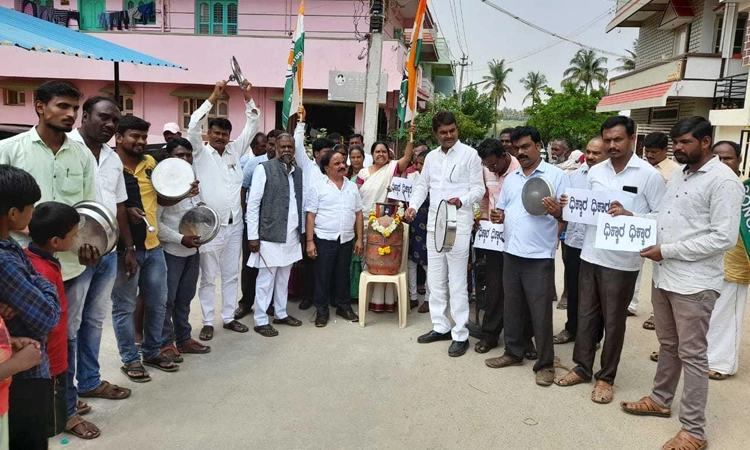 ಕಾಂಗ್ರೆಸ್‌ನಿಂದ ತಮಟೆ-ಜಾಗಟೆ ಪ್ರತಿಭಟನೆ