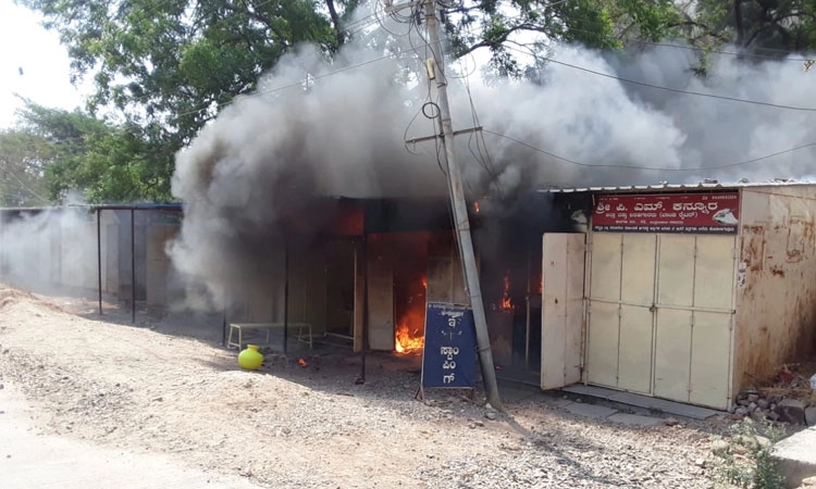 ಶಾರ್ಟ್ ಸರ್ಕ್ಯೂಟ್: ಬಾಂಡ್ ರೈಟರ್ ಅಂಗಡಿಗಳು ಭಸ್ಮ