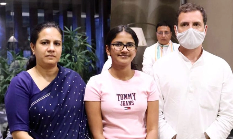 ನೆನಪಿನ ಬುತ್ತಿಯನ್ನ ನೀಡಿದ್ದಾರೆ: ಪುನೀತ್ ನಿವಾಸಕ್ಕೆ ರಾಹುಲ್ ಗಾಂಧಿ ಭೇಟಿ