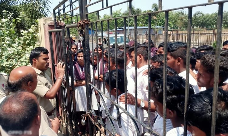 ಬಾರದ ಪ್ರಶ್ನೆ ಪತ್ರಿಕೆ, ಪರೀಕ್ಷೆ ರದ್ದು : ವಿವಿ ವಿರುದ್ಧ ವಿದ್ಯಾರ್ಥಿಗಳ ಪ್ರತಿಭಟನೆ