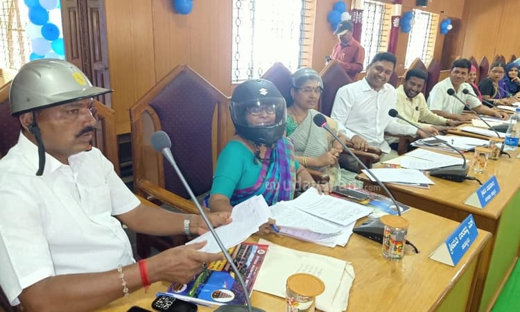 ಸಾಗರ: ಸಾಮಾನ್ಯ ಸಭೆಯಲ್ಲಿ ಹೆಲ್ಮೆಟ್ ಧರಿಸಿ ಪ್ರತಿಭಟಿಸಿದ ವಿರೋಧ ಪಕ್ಷದ ಕಾಂಗ್ರೆಸ್ ಸದಸ್ಯರು