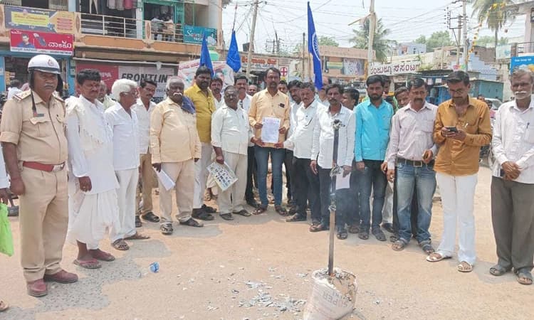 ಶಾಸಕ ರೇಣುಕಾಚಾರ್ಯ ವಿರುದ್ದ ಪ್ರತಿಭಟನೆ