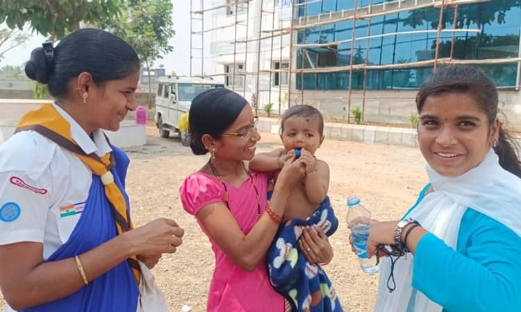 ಎಸ್‍ಎಸ್ಎಲ್‍ಸಿ ಪರೀಕ್ಷೆ: 4 ತಿಂಗಳ ಹಸುಗೂಸಿನೊಂದಿಗೆ ಪರೀಕ್ಷೆ ಬರೆದ ಮಹಿಳೆ