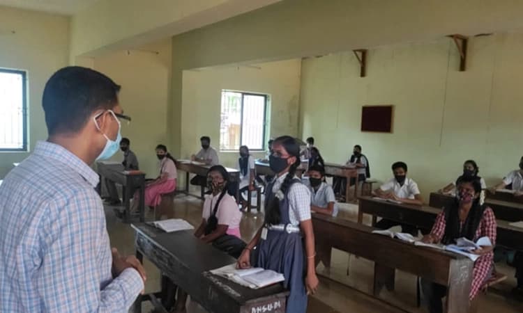 ಉಡುಪಿ: ಪರೀಕ್ಷಾ ಕೇಂದ್ರಕ್ಕೆ ಜಿಲ್ಲಾಧಿಕಾರಿ ಭೇಟಿ, ವಿದ್ಯಾರ್ಥಿಗಳಿಗೆ ಶುಭ ಹಾರೈಕೆ