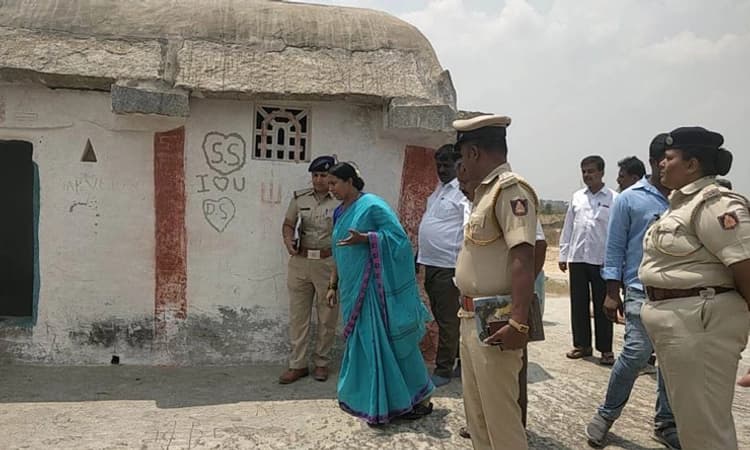 ಕಿಡಿಗೇಡಿಗಳಿಂದ ವಿಗ್ರಹ ಭಿನ್ನಕ್ಕೆ ಯತ್ನ : ದೇವಾಲಯಕ್ಕೆ ಶಾಸಕಿ ರೂಪಕಲಾ ಭೇಟಿ