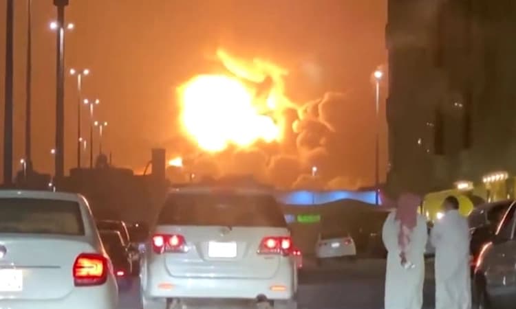 ತೈಲ ಡಿಪೋ ಮೇಲೆ ಹೌತಿಗಳ ದಾಳಿ : ಭಾರಿ ವಾಯು ದಾಳಿ ನಡೆಸಿದ ಸೌದಿ ಒಕ್ಕೂಟ