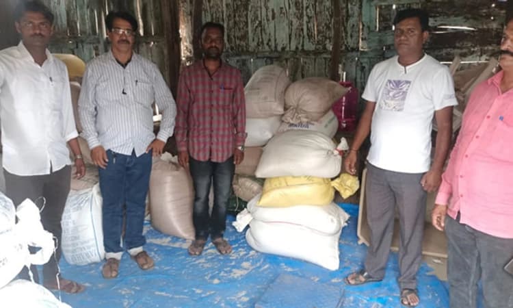 80 ಚೀಲ ಅಕ್ರಮ ಅಕ್ಕಿ ವಶ: ಇಬ್ಬರು ಆರೋಪಿಗಳು ಪರಾರಿ