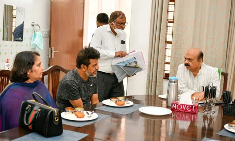 ಜೇಮ್ಸ್ ಚಿತ್ರದ ಕುರಿತು ವಿವಾದದ ಬೆನ್ನಲ್ಲೇ ಸಿಎಂ ಭೇಟಿಯಾದ ಶಿವರಾಜ್ ಕುಮಾರ್