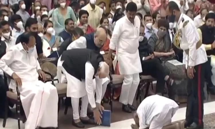 ಪದ್ಮ ಪ್ರಶಸ್ತಿ; PM ಮೋದಿ, ರಾಷ್ಟ್ರಪತಿ ಎದುರು ಮಂಡಿಯೂರಿ ನಮಸ್ಕರಿಸಿದ 125 ವರ್ಷದ ಯೋಗ ಗುರು