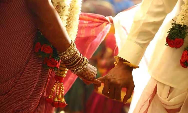 ಬಡ ಯುವತಿಯ ಮದುವೆಗೆ ನೆರವಾದ ಮಂಗಳಮುಖಿಯರು