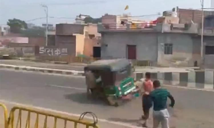 ಹೋಳಿ ಬಣ್ಣದ ಬಲೂನು ಎಸೆತ : ಆಟೋ ಪಲ್ಟಿ; ಯುಪಿಯ ವಿಡಿಯೋ ವೈರಲ್