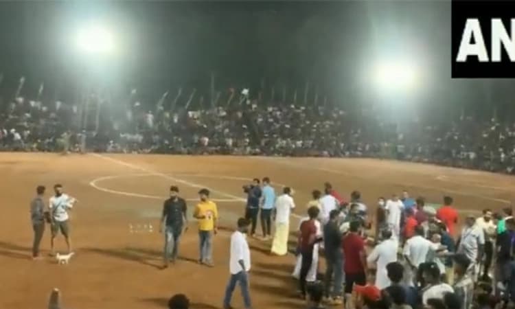 ಫುಟ್ ಬಾಲ್ ಪಂದ್ಯದ ವೇಳೆ ಕುಸಿದ ಗ್ಯಾಲರಿ: ನೂರಕ್ಕೂ ಅಧಿಕ ಮಂದಿಗೆ ಗಾಯ