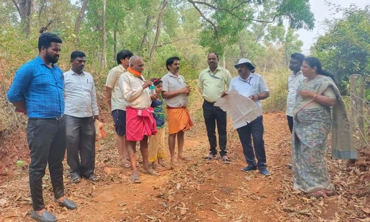 ಕಾಡಾನೆ ಗೀಳು : ಕೂದಲೆಳೆ ಅಂತರದಲ್ಲಿ ಪಾರಾದ ತಹಶೀಲ್ದಾರ್ ಮತ್ತು ಸಿಬ್ಬಂದಿಗಳು