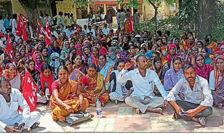 ನರೇಗಾ ಕಾರ್ಮಿಕರ ಬಾಕಿ ವೇತನ ನೀಡಲು ಒತ್ತಾಯ