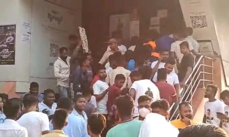 ಜೇಮ್ಸ್ ಚಿತ್ರ ಬಿಡುಗಡೆ: ಶೋ‌ ಹೌಸ್ ಫುಲ್, ಗದಗದಲ್ಲಿ ಅಭಿಮಾನಿಗಳ ಸಂಭ್ರಮ