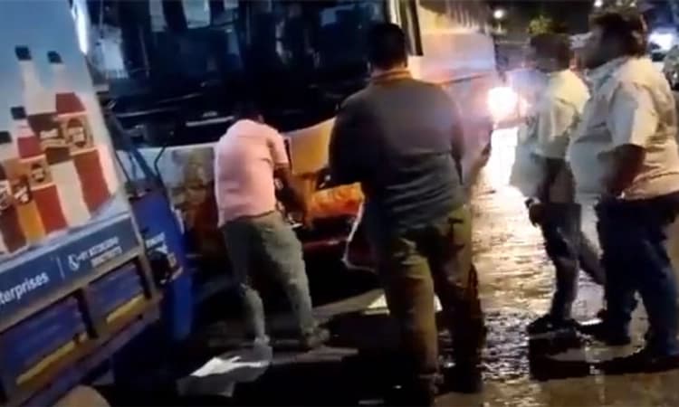 ಐಪಿಎಲ್: ಡೆಲ್ಲಿ ಕ್ಯಾಪಿಟಲ್ಸ್ ಬಸ್ ಮೇಲೆ ಎಂಎನ್ ಎಸ್ ಕಾರ್ಯಕರ್ತರ ದಾಳಿ