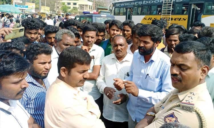 ಚಲಿಸುತ್ತಿದ್ದ ಬಸ್‌ನಿಂದ ವಿದ್ಯಾರ್ಥಿ ನೂಕಿದ ನಿರ್ವಾಹಕ